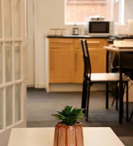 Charming 3 Bedroom Free Wifi & Parking 아파트 리즈