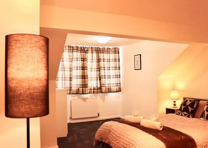 Charming 3 Bedroom Free Wifi & Parking * 리즈