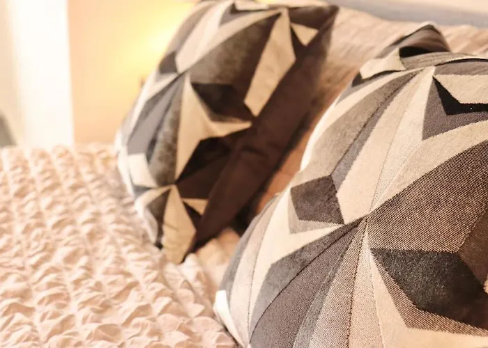 Charming 3 Bedroom Free Wifi & Parking 리즈