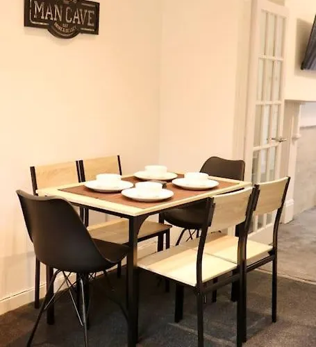 Charming 3 Bedroom Free Wifi & Parking 아파트 리즈