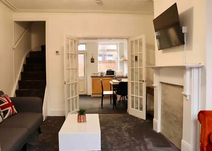 Charming 3 Bedroom Free Wifi & Parking