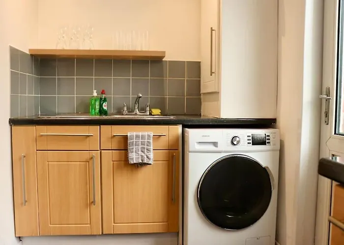 Charming 3 Bedroom Free Wifi & Parking *