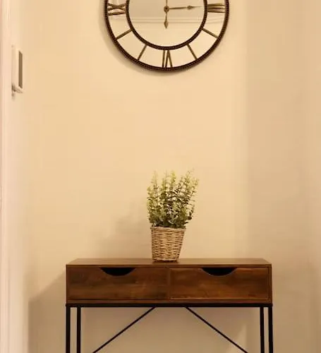 Charming 3 Bedroom Free Wifi & Parking *