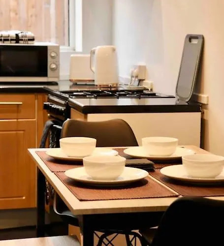 Charming 3 Bedroom Free Wifi & Parking Appartamento