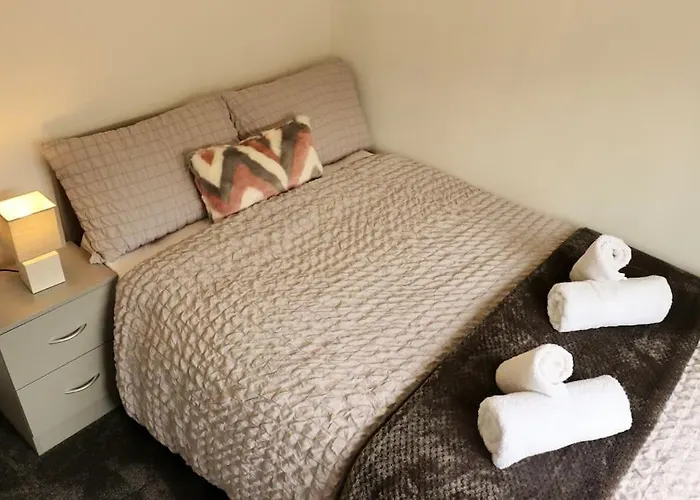 Charming 3 Bedroom Free Wifi & Parking 리즈