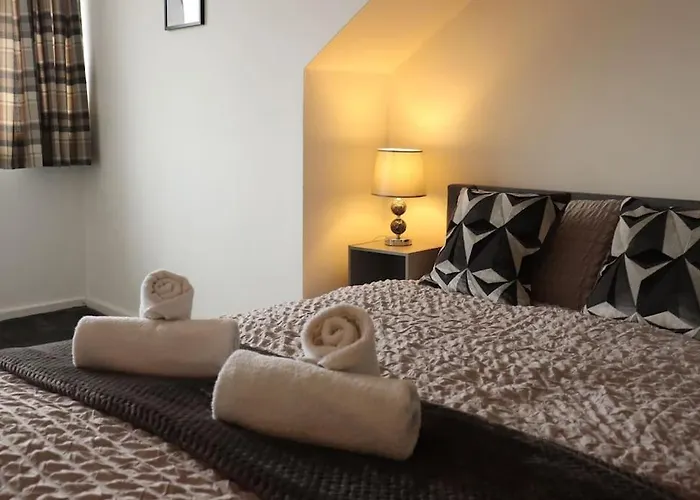 Charming 3 Bedroom Free Wifi & Parking 리즈