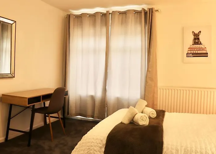 Charming 3 Bedroom Free Wifi & Parking Leeds (West Yorkshire)