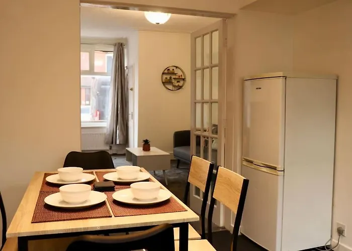 Charming 3 Bedroom Free Wifi & Parking *