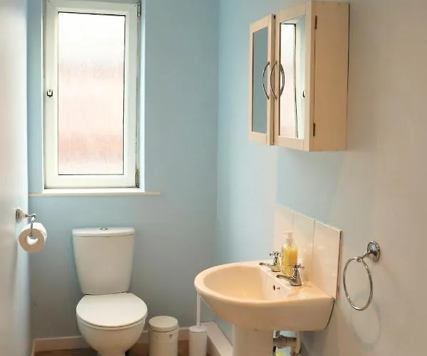 Charming 3 Bedroom Free Wifi & Parking *