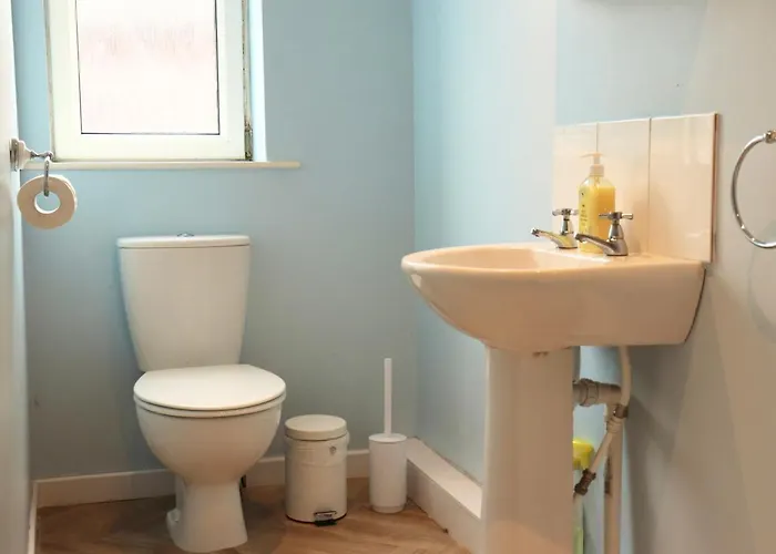 Charming 3 Bedroom Free Wifi & Parking