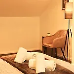 Charming 3 Bedroom Free Wifi & Parking דירה *