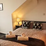 Charming 3 Bedroom Free Wifi & Parking דירה לידס