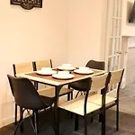 Charming 3 Bedroom Free Wifi & Parking דירה לידס