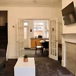 Charming 3 Bedroom Free Wifi & Parking