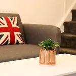 Charming 3 Bedroom Free Wifi & Parking * לידס