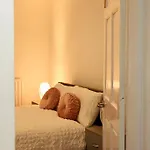 דירה Charming 3 Bedroom Free Wifi & Parking
