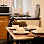 Charming 3 Bedroom Free Wifi & Parking דירה