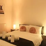 Charming 3 Bedroom Free Wifi & Parking לידס