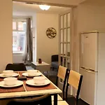 Charming 3 Bedroom Free Wifi & Parking *