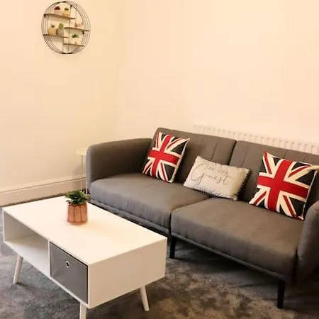 Charming 3 Bedroom Free Wifi & Parking * Leeds