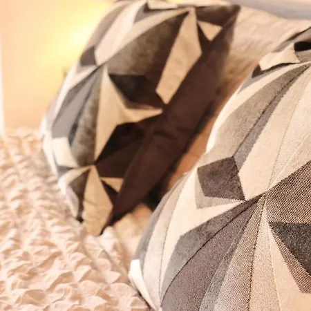 Charming 3 Bedroom Free Wifi & Parking Leeds