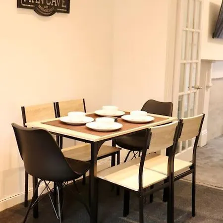 Charming 3 Bedroom Free Wifi & Parking Apartman Leeds