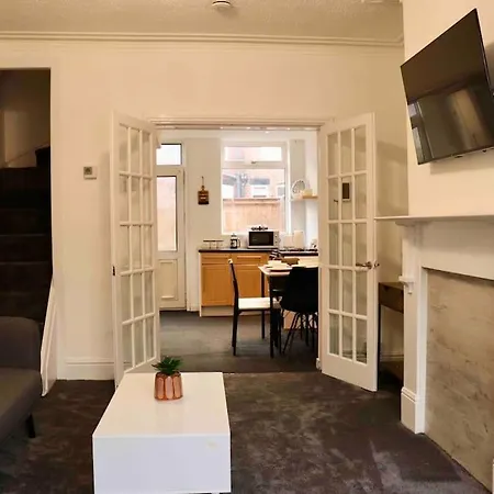 Charming 3 Bedroom Free Wifi & Parking