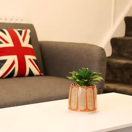 Charming 3 Bedroom Free Wifi & Parking * Leeds