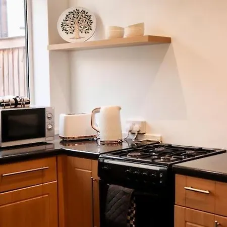 Charming 3 Bedroom Free Wifi & Parking Leeds