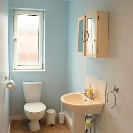 Charming 3 Bedroom Free Wifi & Parking *