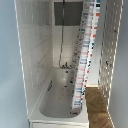 Charming 3 Bedroom Free Wifi & Parking לידס