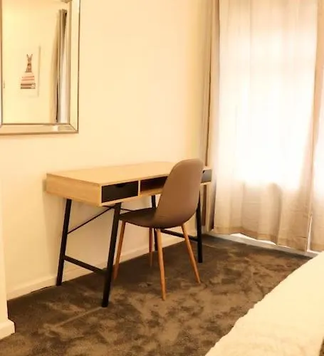 Charming 3 Bedroom Free Wifi & Parking *