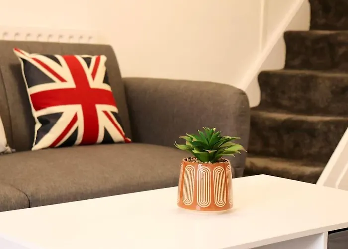 Charming 3 Bedroom Free Wifi & Parking * Leeds (West Yorkshire)