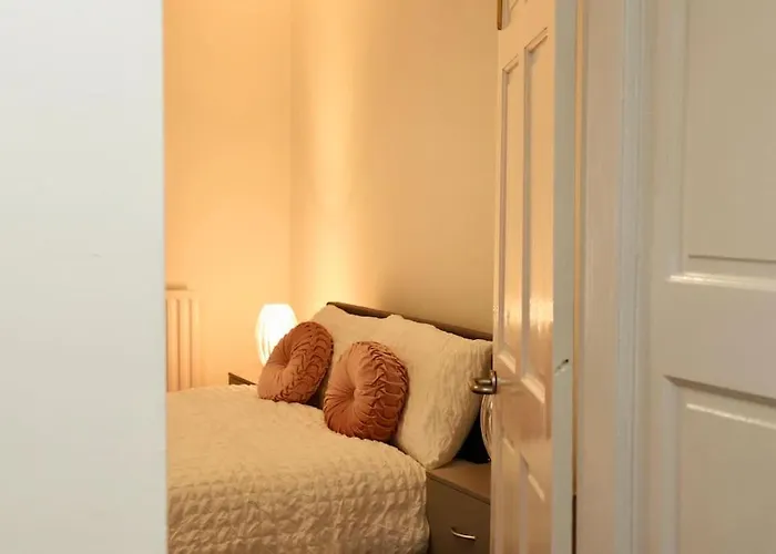 Lägenhet Charming 3 Bedroom Free Wifi & Parking