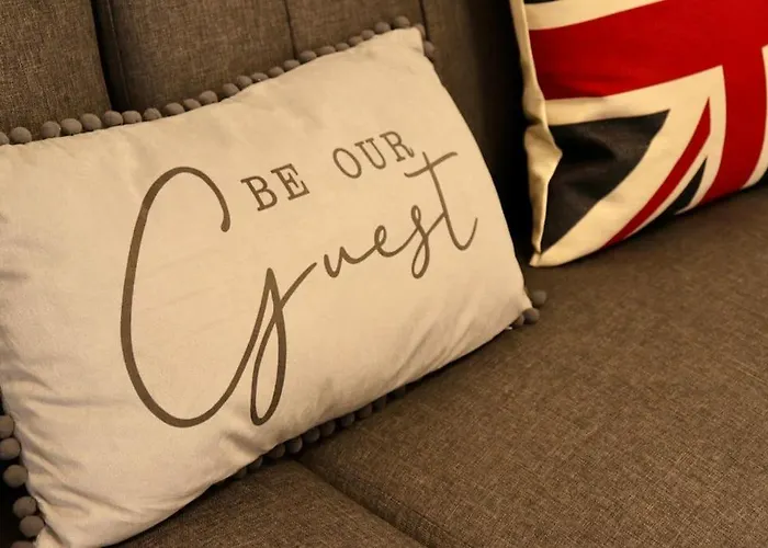 Charming 3 Bedroom Free Wifi & Parking * Leeds (West Yorkshire)